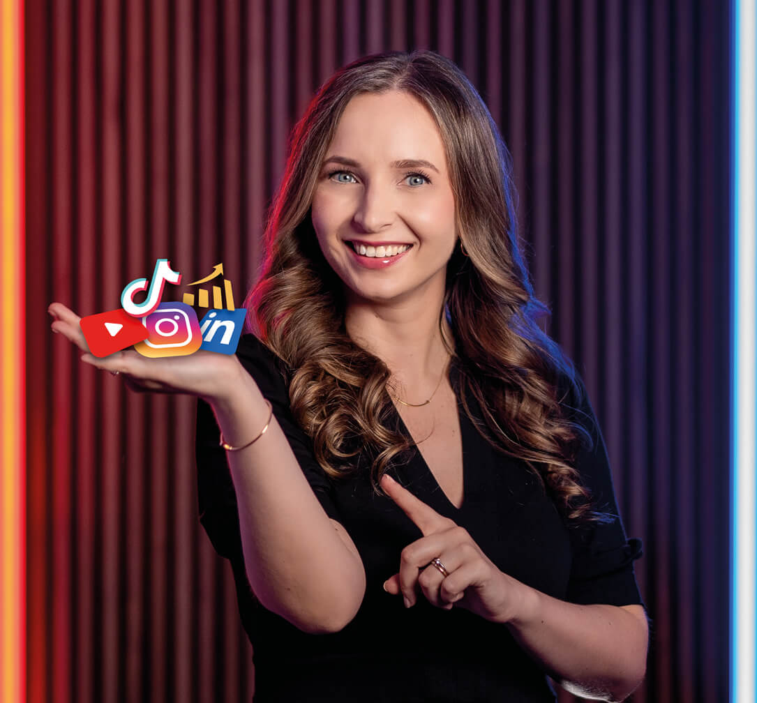 Anna Drotschmann mit social media apps in der Hand