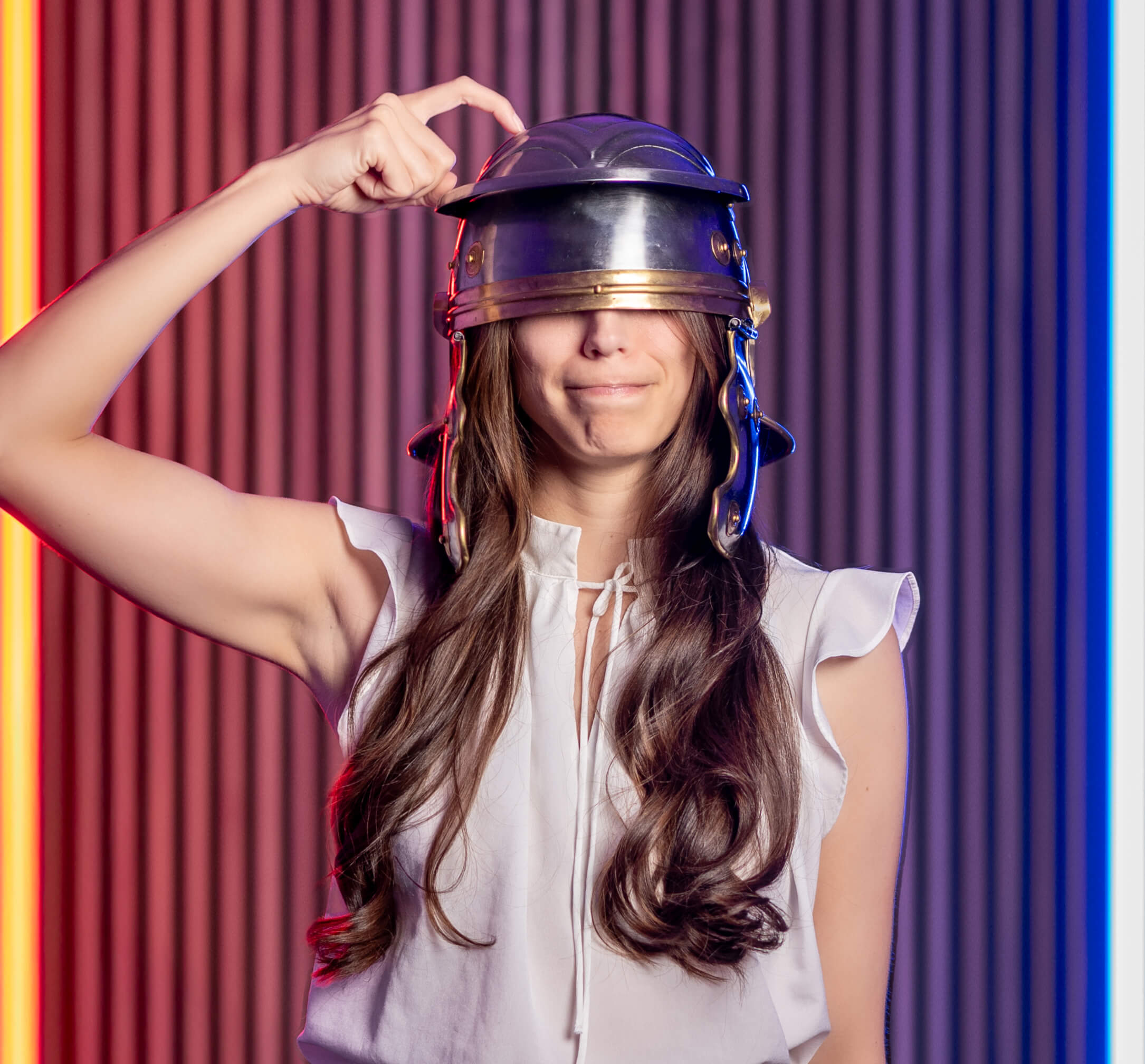 Jana Schmick mit Römerhelm