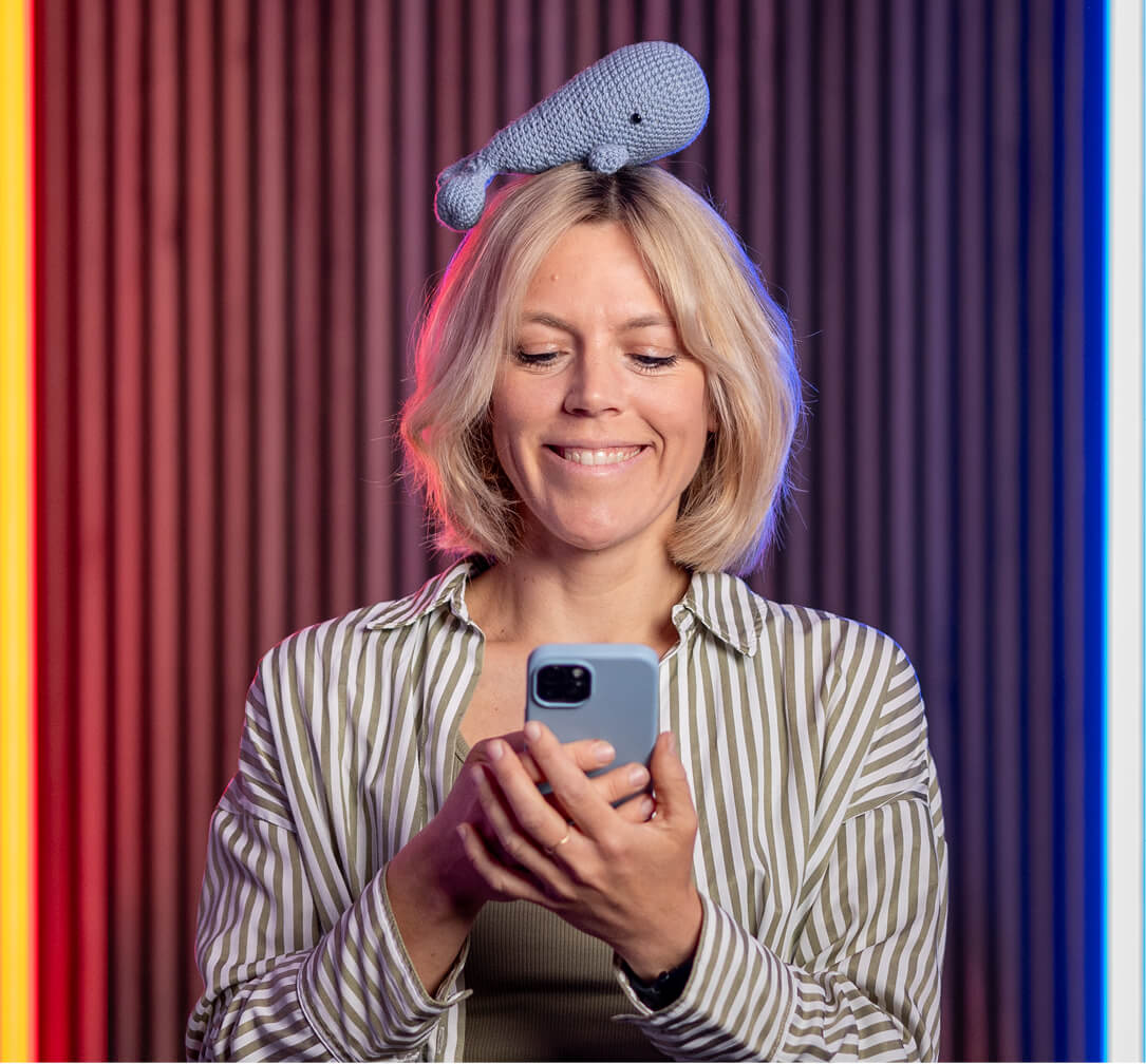Anna Rötgers mit Iphone und Walfisch-Kuscheltier auf dem Kopf