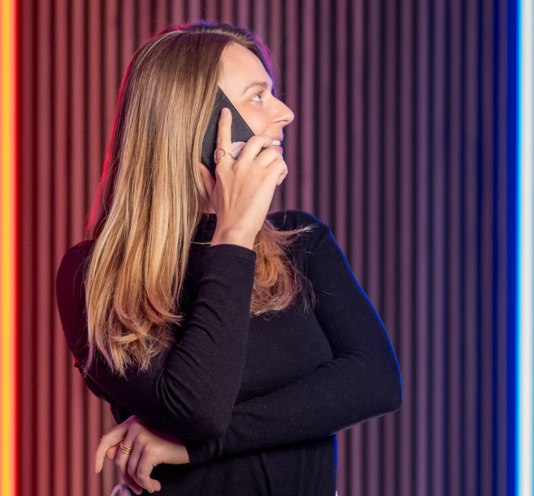Amelie Theuer telefoniert