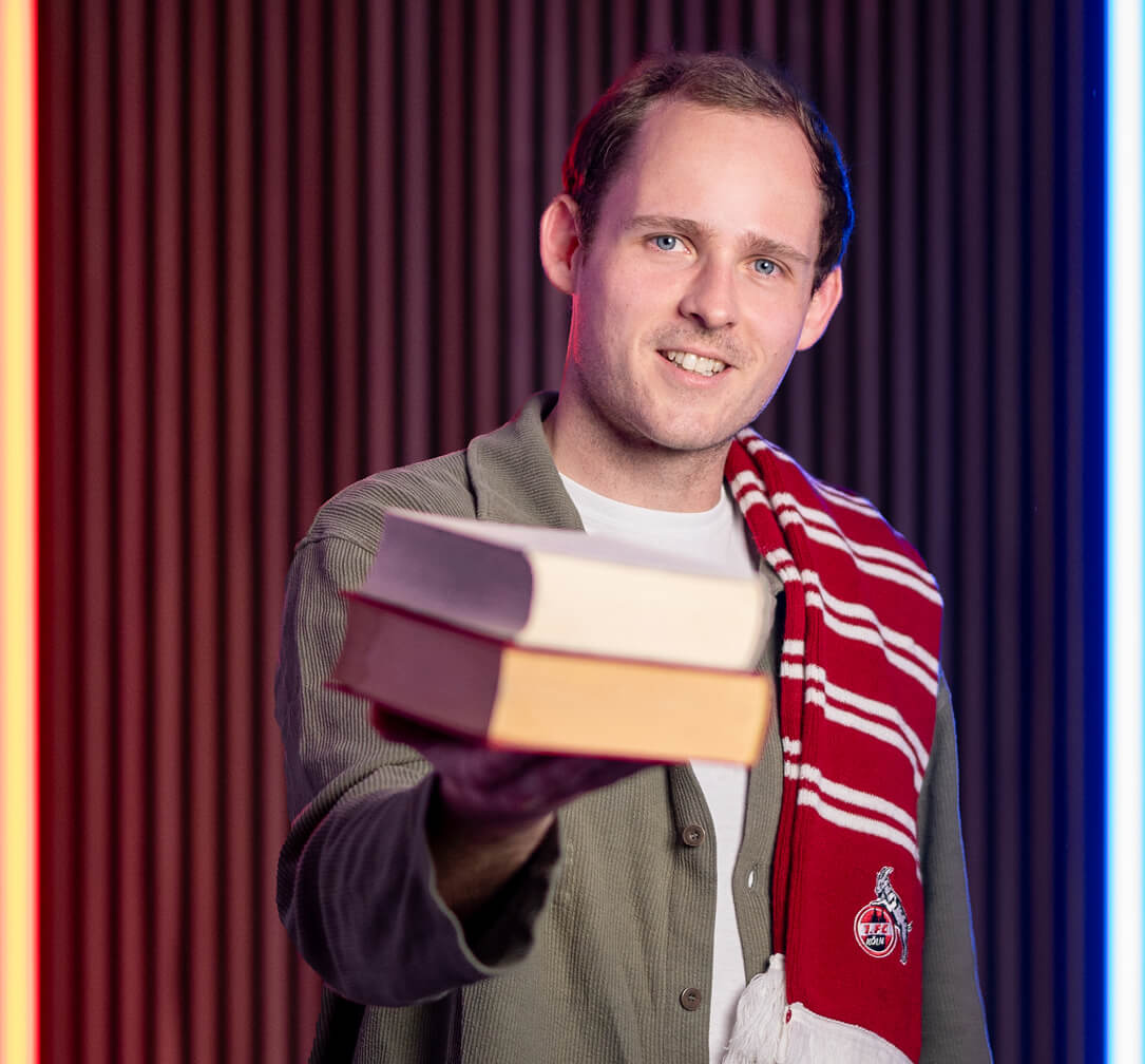 Benedikt Boecker mit Büchern