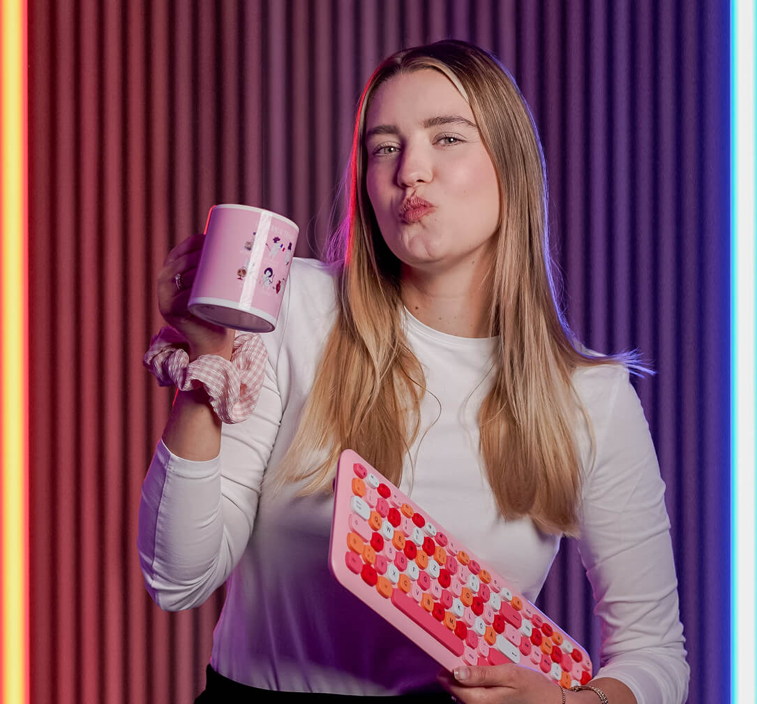 Franziska Kehry mit Tasse und Tastatur