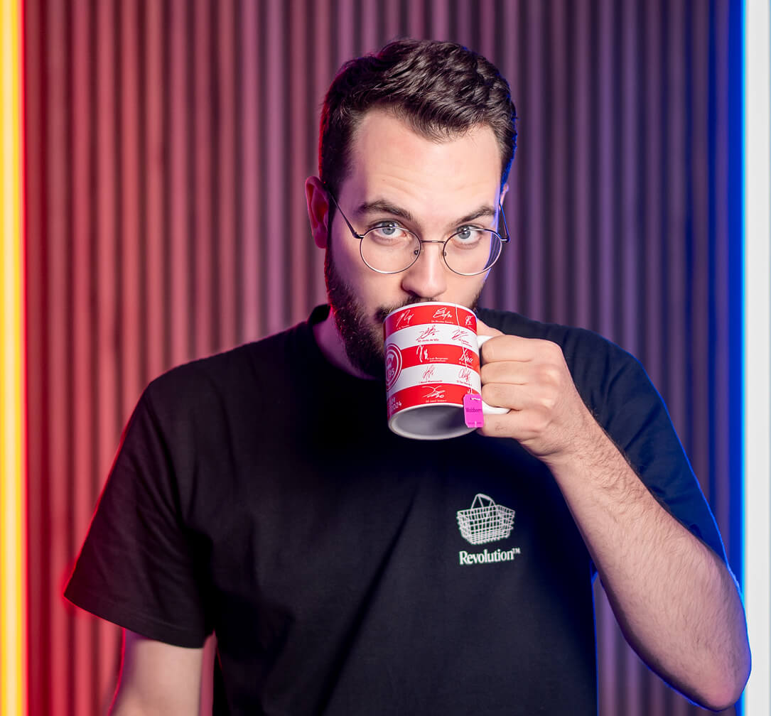 Jan Schattka Tee trinkend