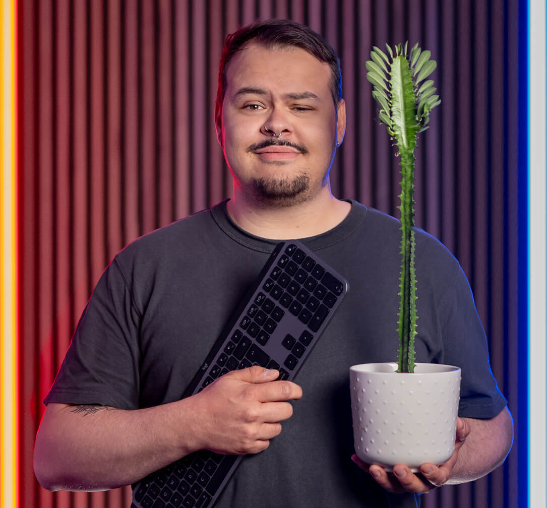 Jannik Volk mit Kaktus und Tastatur