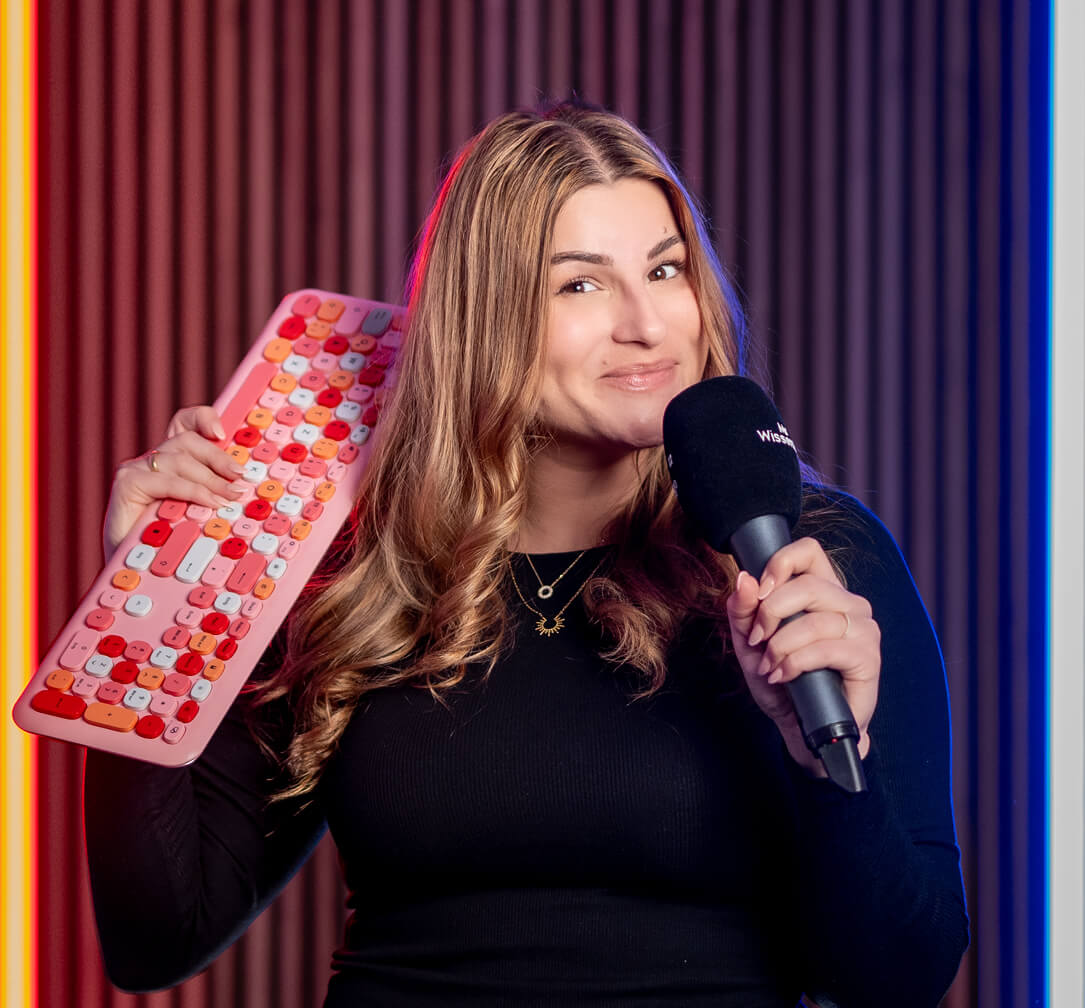Jennifer Lee mit Mikro und Tastatur
