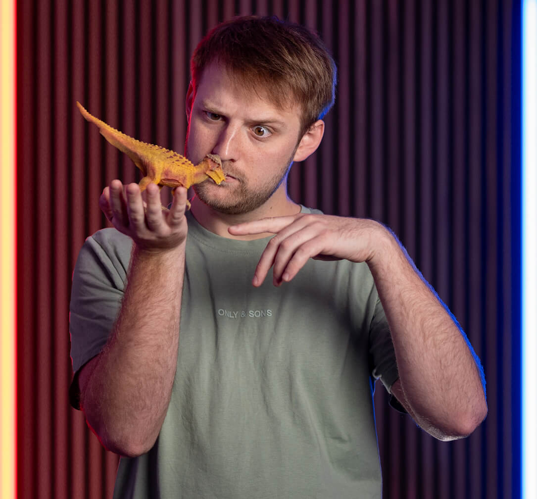 Andreas Sommer mit Dino-figur