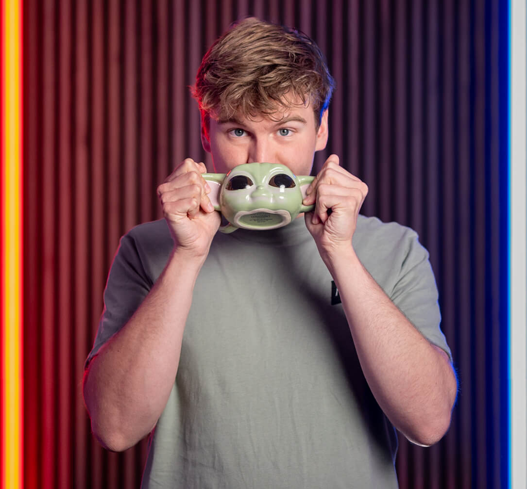 Philipp Meierjohann trinkt aus Tasse