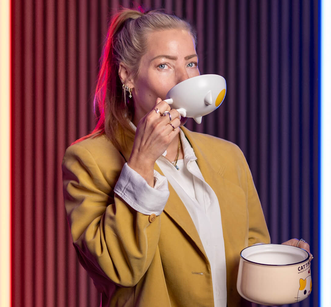 Samantha Beidinger trinkt aus Tasse
