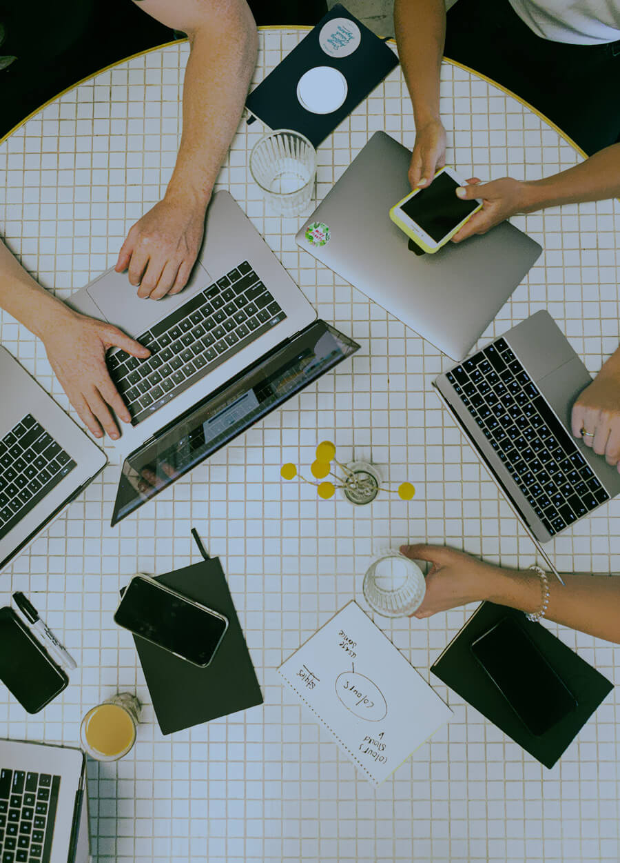 Gruppe mit Laptops am Besprechungstisch